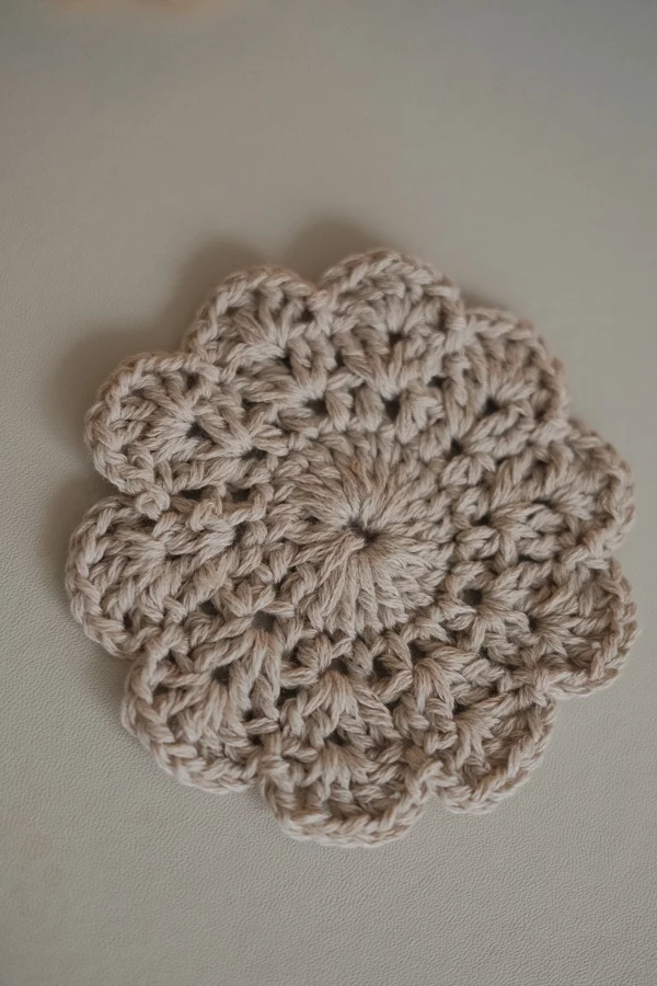 crochet coaster beige daisy