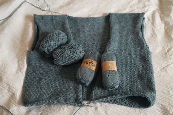 knitting cardigan blue with Drops flora